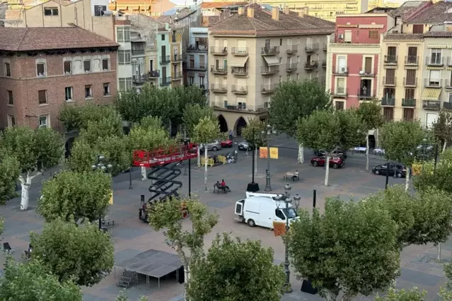 Gran tendal a la plaça Mercadal de Balaguer per fer-hi ombra