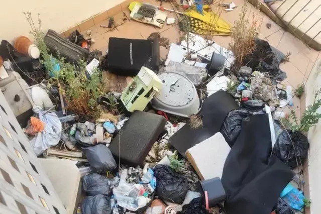 Insalubritat i escombraries en blocs okupats de Ponts forcen la marxa dels veïns