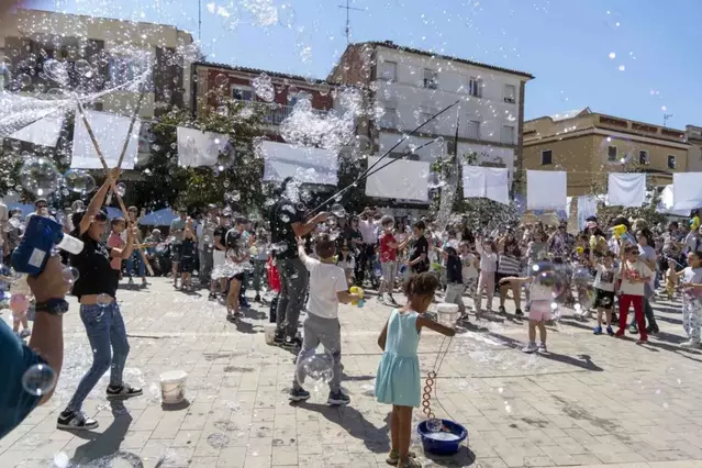 Les bombolles de sabó inunden Montgai