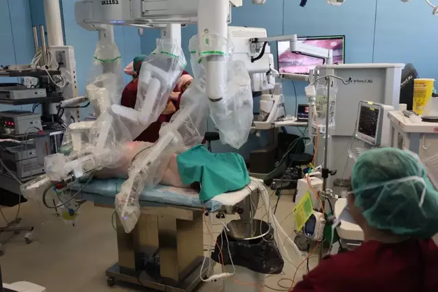 Lleida imparteix formació pionera a l’Estat de cirurgia robòtica per a metges