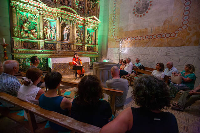Mariona Camats encén l’ànima de l’església de Santa Maria en el segon capítol de (z)ona ponts