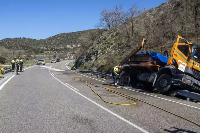 Mor un motorista al quedar atrapat sota un camió a Ponts