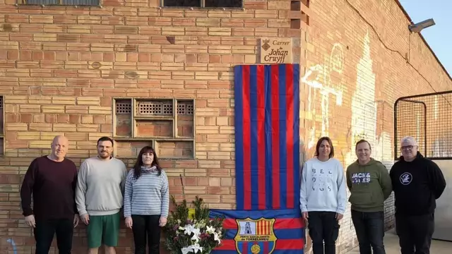 Ofrena floral en honor a Johan Cruyff a Torrelameu