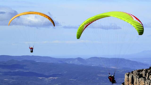 Parapentista atrapada en un arbre a Àger