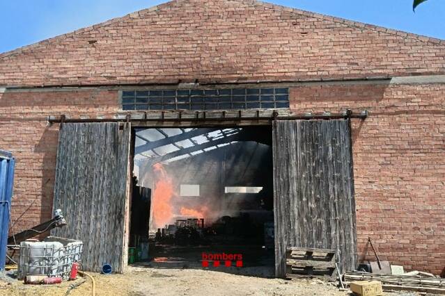 Quasi una desena de dotacions de Bombers treballen en un foc a una nau a Balaguer