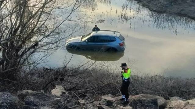 Rescatat al quedar atrapat a la vora del pantà de Rialb
