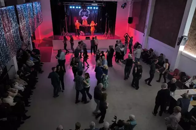 Roben en quatre cases de Torrelameu durant el ball de Sant Sebastià