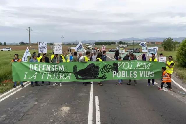 Tallen la C-53 en protesta contra la planta de biometà de la Sentiu