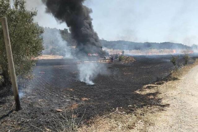 Treballen per sufocar un incendi a Anya, Artesa de Segre, provocat per la crema d'una màquina agrícola