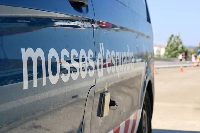 Un mort i un ferit crític en un cotxe que ha sortit de la via i ha caigut entre 10 i 15 metres a la C-12, a Balaguer
