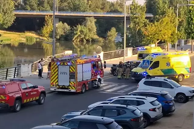 Un vehicle s’encasta contra la tanca del riu a Balaguer