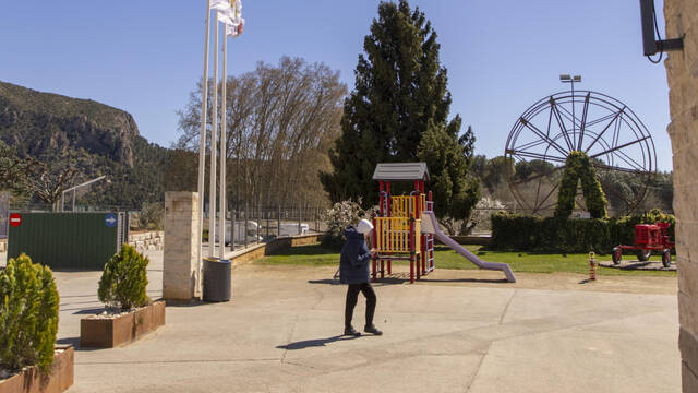 Una dona i dos menors, ferits en un càmping de Camarasa al caure’ls una planxa per culpa del fort vent