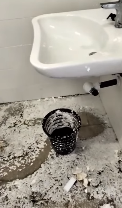 Vandalisme obliga a tancar el lavabo públic d’Àger