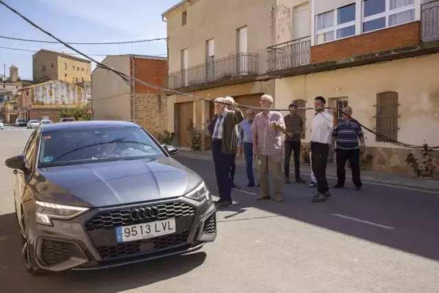 Veïns de Preixens fa 5 dies que no tenen telèfon per un cable arrancat que va tallar un carrer