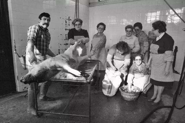 40 anys de Festa del Porc: les Mestresses de Casa d’Alcarràs elaboren des de fa dies el tradicional mandongo