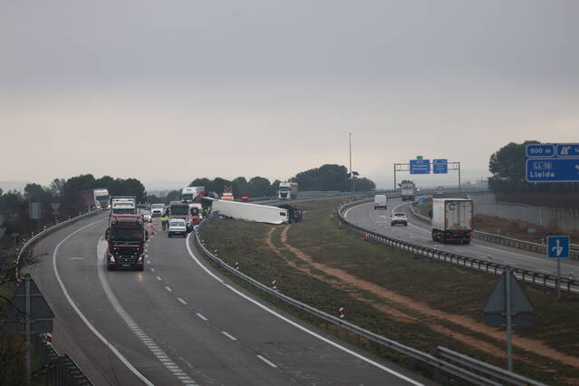 Accident d'un camió a l'AP-2 al terme d'Albatàrrec