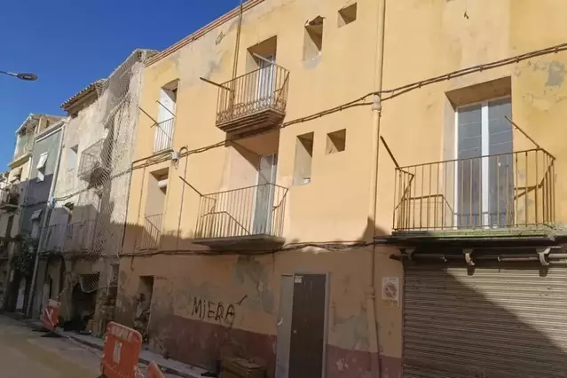 Acord per demolir dos cases buides i en ruïnes d’Alfarràs