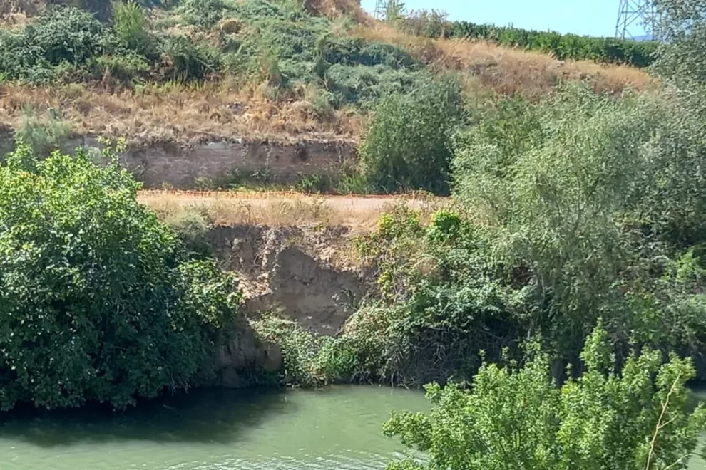 Aitona alerta que l’aigua soscava un camí