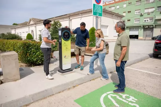 Aitona instal·la tres nous punts de càrrega per a vehicles elèctrics