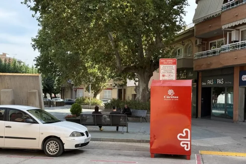 Alcarràs duplica els contenidors per a reciclatge de roba i calçat
