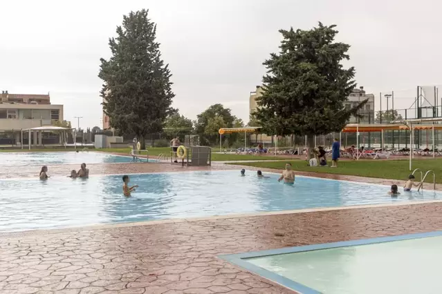 Almenys 14 pobles de Lleida cobren més als forasters que als veïns per banyar-se a les piscines