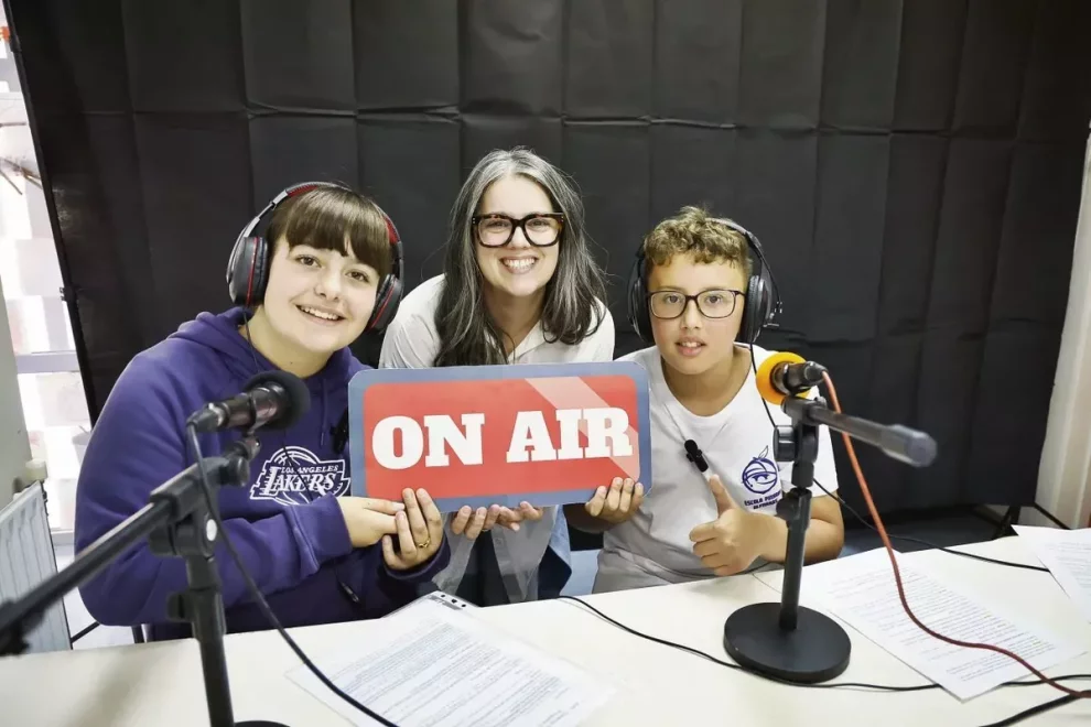 Alumnes de l'escola d'Alfarràs fan un programa de ràdio per millorar les seues competències orals
