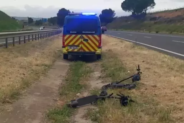 Apedreguen vehicles a l’A-2, fugen en patinet per la mateixa autovia en sentit contrari i donen positiu en alcohol i drogues
