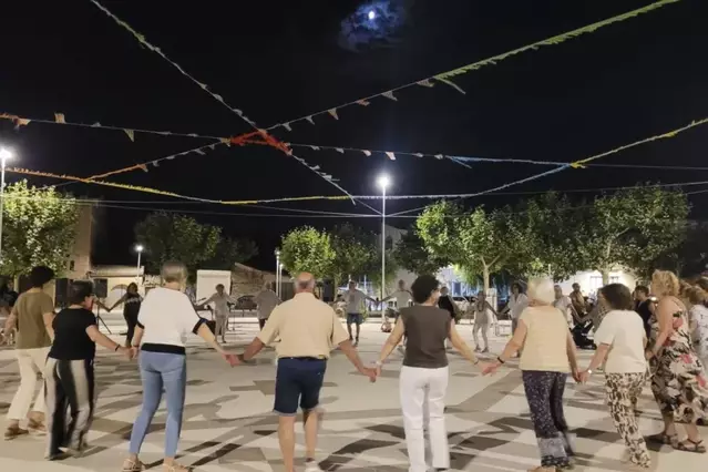 Ball de sardanes al ritme del ‘Coti x Coti’ a Maials per celebrar Sant Joan