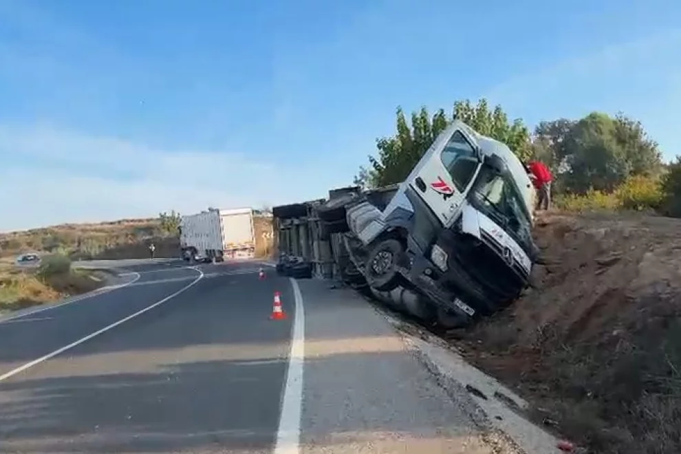 Bolca un camió carregat de porcs a la Portella