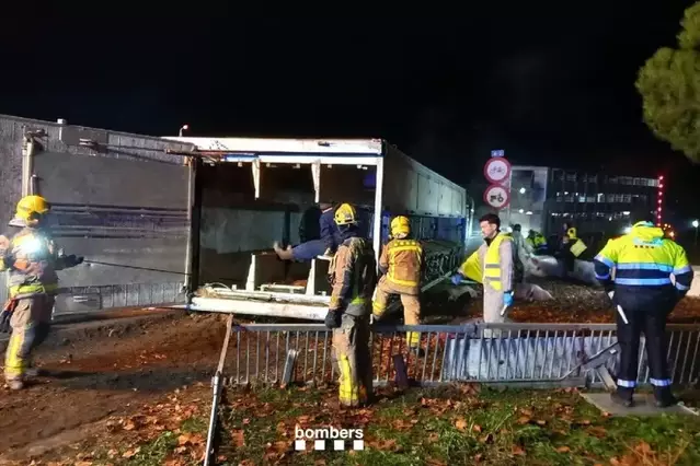 Bolca un camió de porcs a la sortida de Lleida cap a Torre-serona
