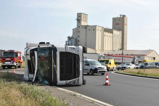 Bolca un camió frigorífic en una rotonda de l'Ll-11 als Alamús