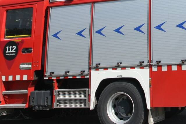 Bombers de Seròs treuen unes manilles a un nen