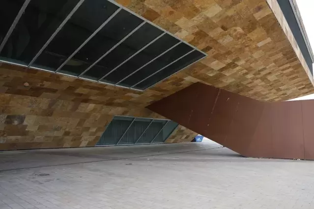 Brutal pallissa de dos nenes a una altra i una tercera les anima i ho grava