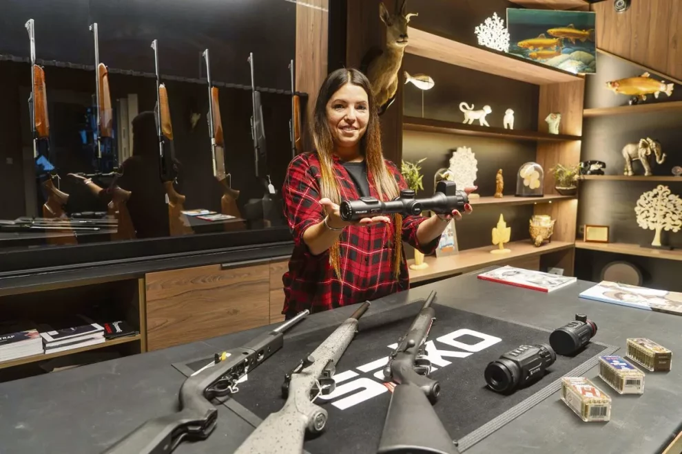 Centenars de pagesos es treuen el permís d’armes per aturar la plaga de conills: els sol·licitants han de superar diverses proves