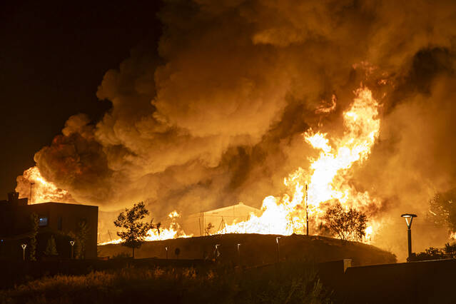 Controlat l'espectacular incendi en dos cooperatives de Lleida