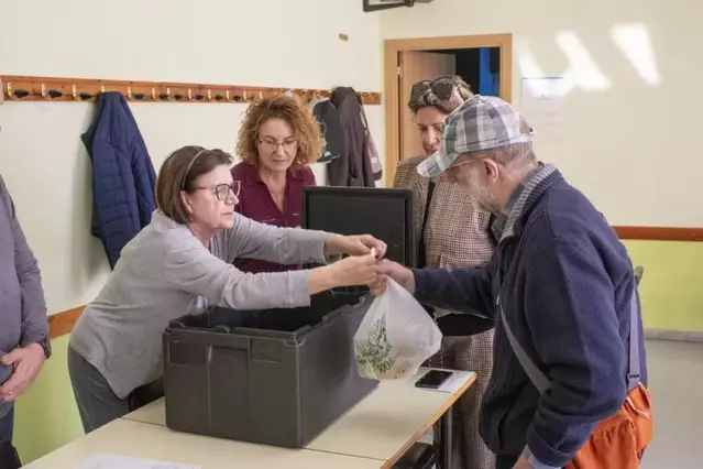 Corbins serveix el menú de l’escola a veïns de la tercera edat o sols: “amortitzem la cuina i utilitzem productes de proximitat”