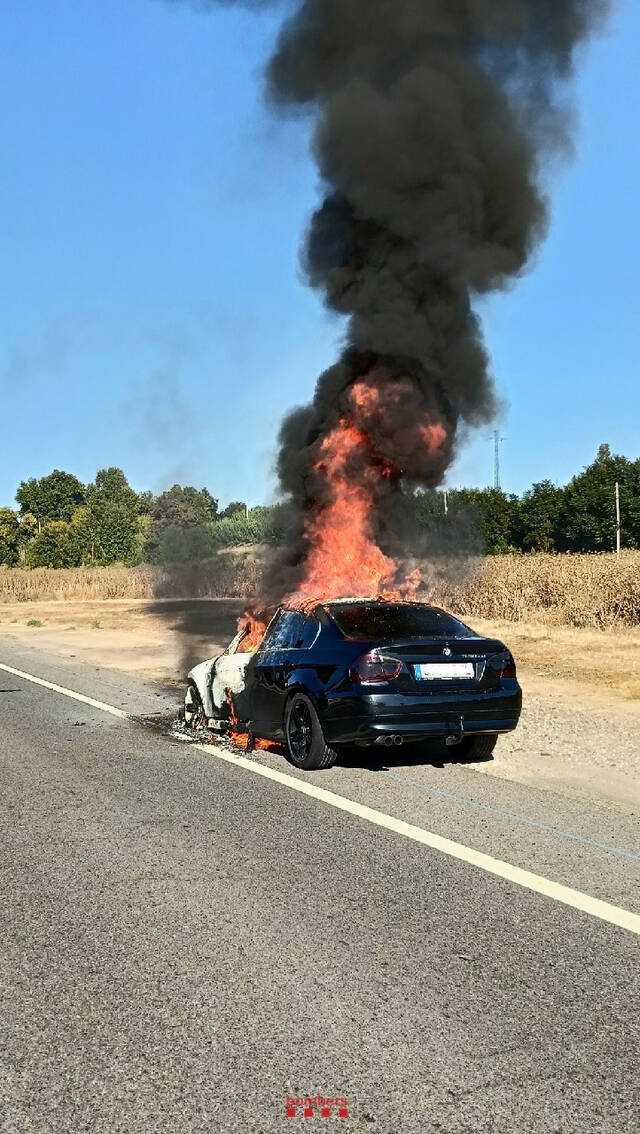Crema un vehicle a la carretera C-13 a Vilanova de la Barca