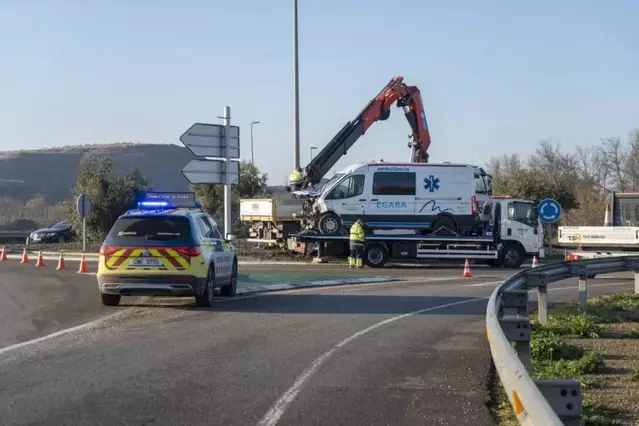 Dos ferits al sortir de la via una ambulància a Vilanova de la Barca
