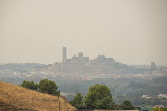 El fum dels incendis peninsulars arriba a Lleida i redueix les temperatures