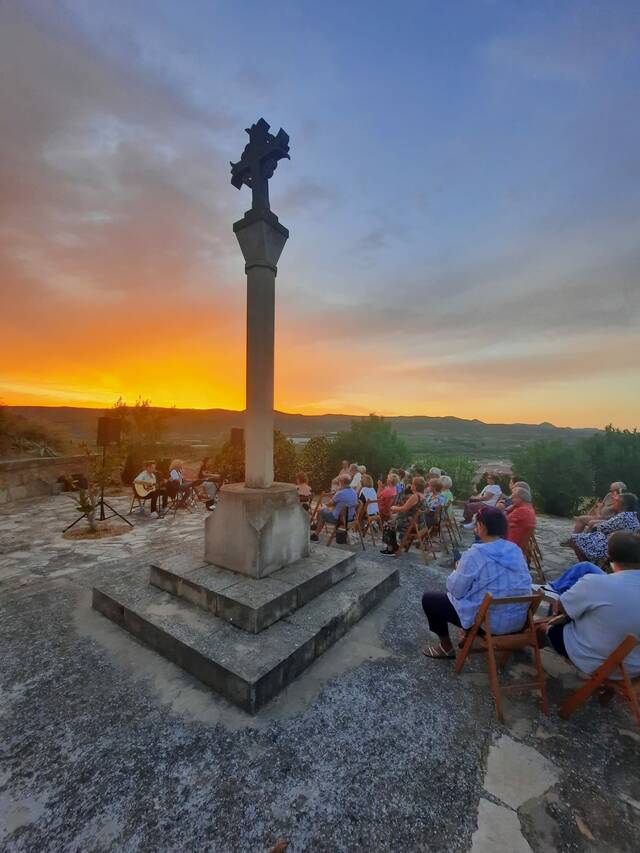 El trio Cantívers actua a la Creu del Calvari de la Granja d’Escarp