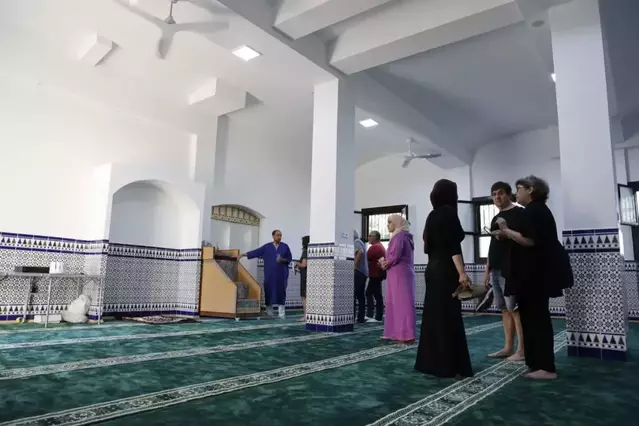 Els musulmans d’Aitona estrenen mesquita acompanyats per veïns d’altres confessions