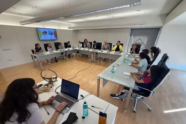 Els nens bategen parcs i places d'Alcarràs