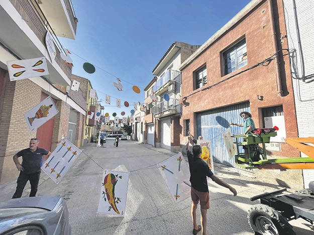 Els veïns de Montoliu de Lleida decoren els carrers per a la festa major