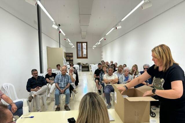 Entrega de 27 rellotges a persones majors de 65 anys per vigilar-los la salut