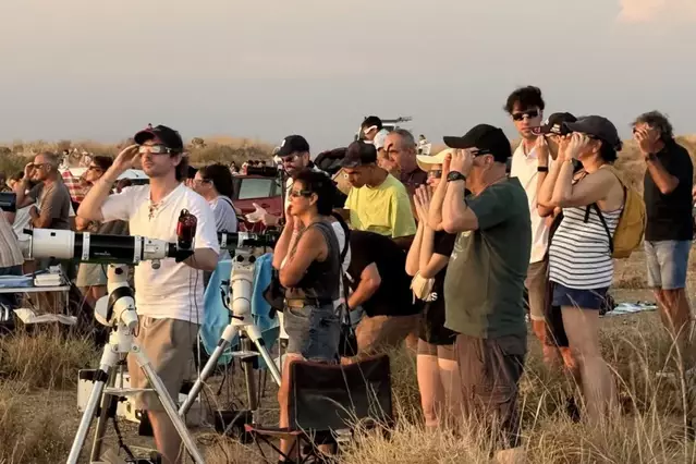 Eufòria i fascinació entre els 900 assistents al mirador de Carrassumada