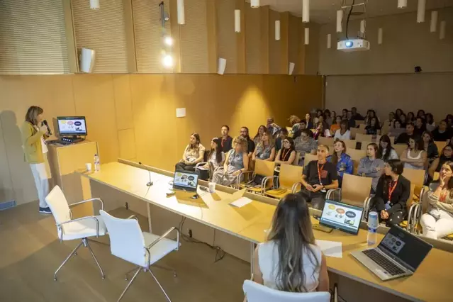 Experts alerten que adolescents es passen fins a 14 hores al dia a les xarxes socials