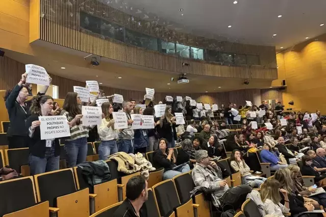 Experts alerten que les xarxes són claus en la polarització juvenil, que ja comença a l’ESO