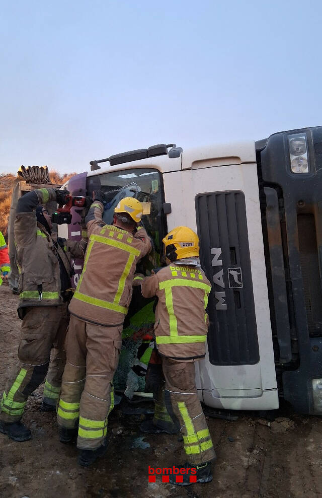 Ferit un camioner al bolcar a Alcarràs