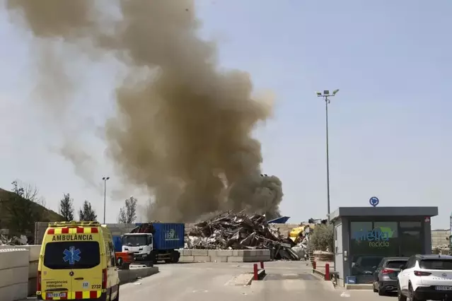 Gran columna de fum al cremar-se matalassos en una planta a l’Ll-11