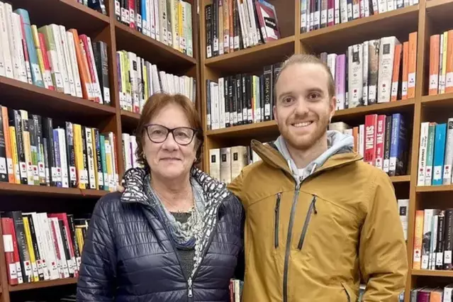 Homenatge a la bibliotecària al jubilar-se després de 35 anys